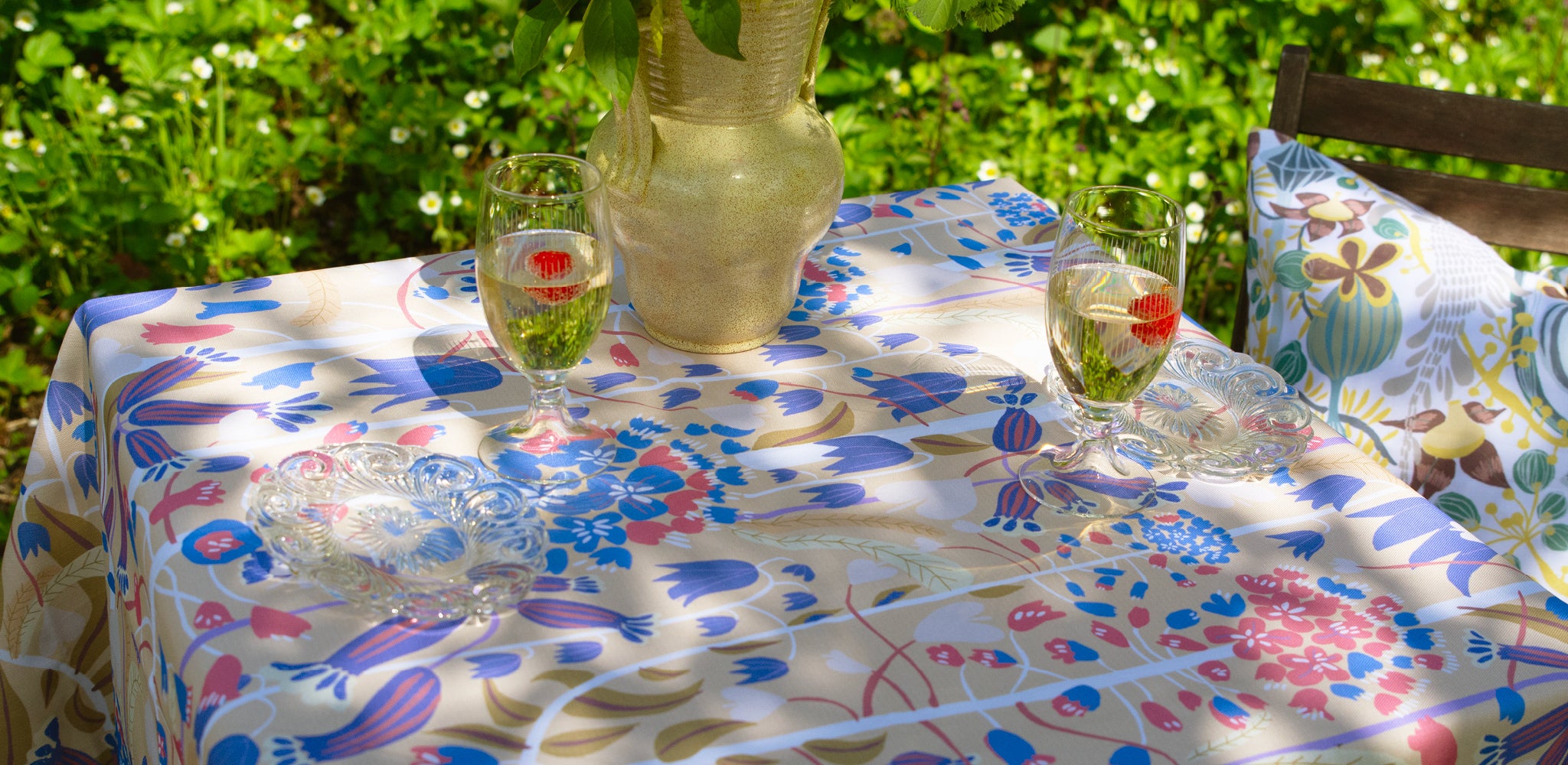 Sommarkalas med mönstrad blommig duk i storleken 140x140 cm i mönstret Hjärtans blomster svensk design av By Ulrika G