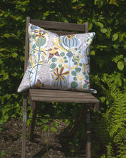 Mönstrad blommig kudde med mönster En dans med vallmo i storlek 45x45 cm svensk design