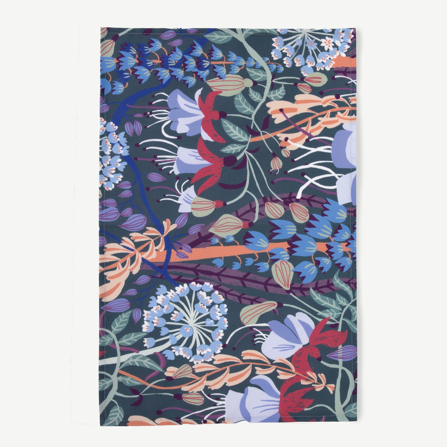 En blommig caféduk i mönstret I Annikas trädgård i skandinavisk design