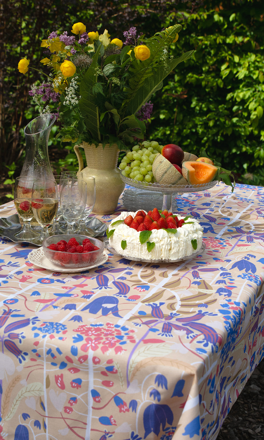 Dukning medJordgubbstårta till sommarfest med by Ulrika G designad duk 140x140 i mönstret Hjärtans blomster.