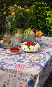 Dukning medJordgubbstårta till sommarfest med by Ulrika G designad duk 140x140 i mönstret Hjärtans blomster.