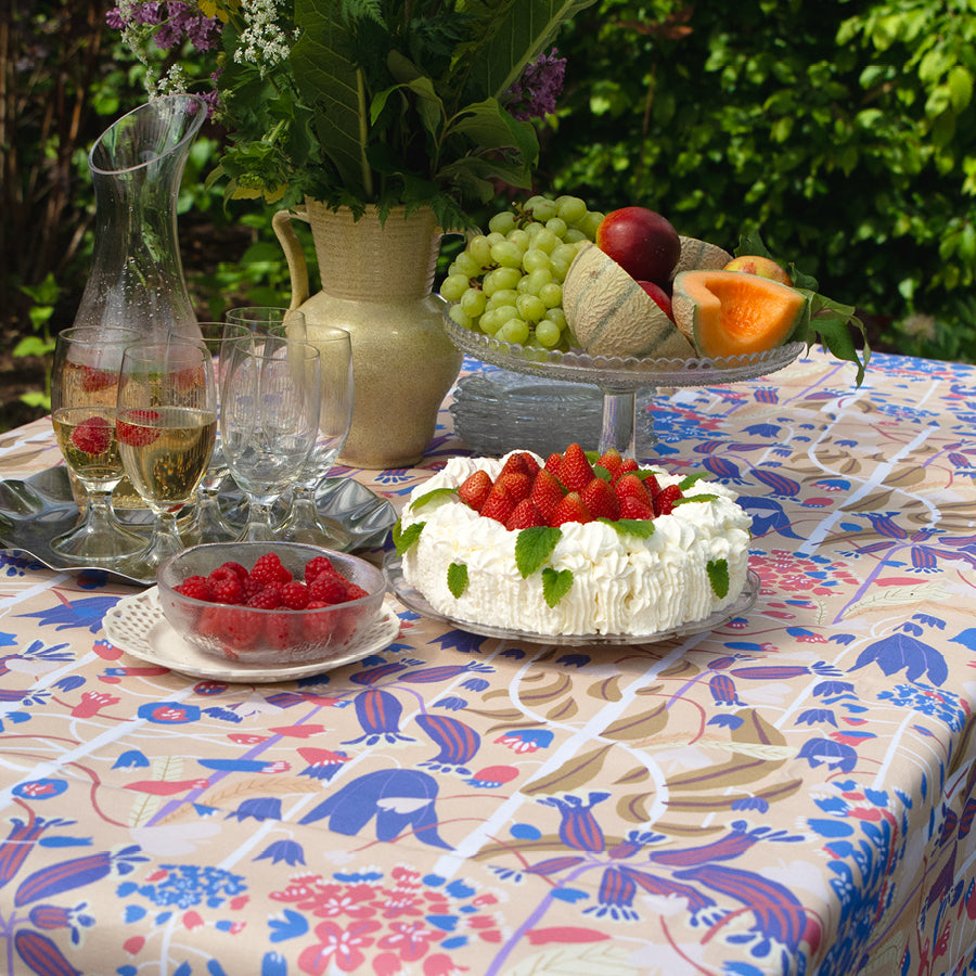 Dukning medJordgubbstårta till sommarfest med by Ulrika G designad duk 140x140 i mönstret Hjärtans blomster.