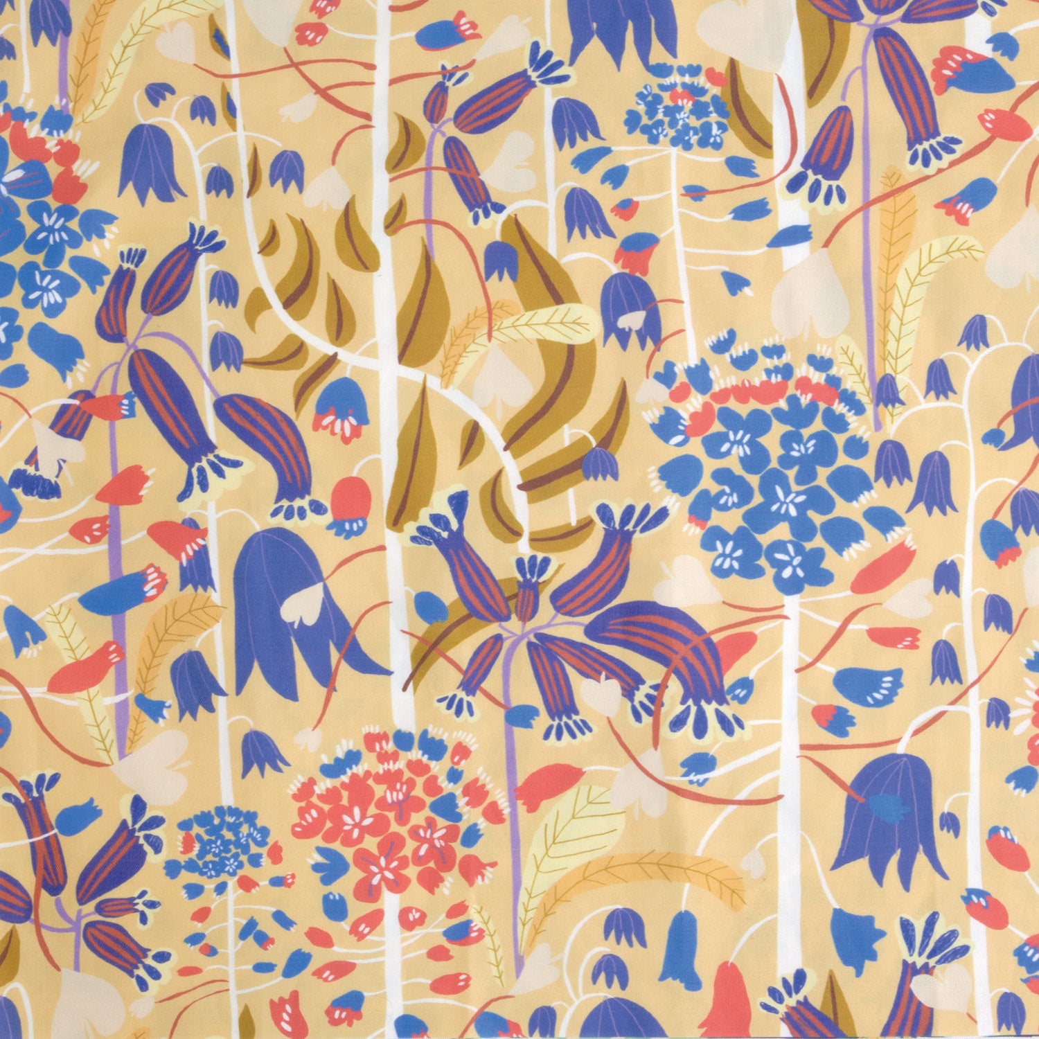 Skandinavisk design av By Ulrika G blommigt tyg i metervara och som gardin i mönstret Hjärtans blomstern