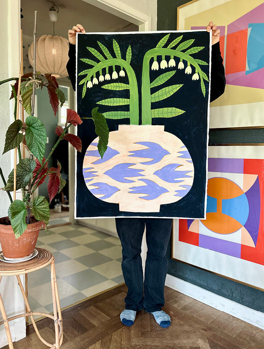 Någon håller upp en poster designad av Josefin Norlin