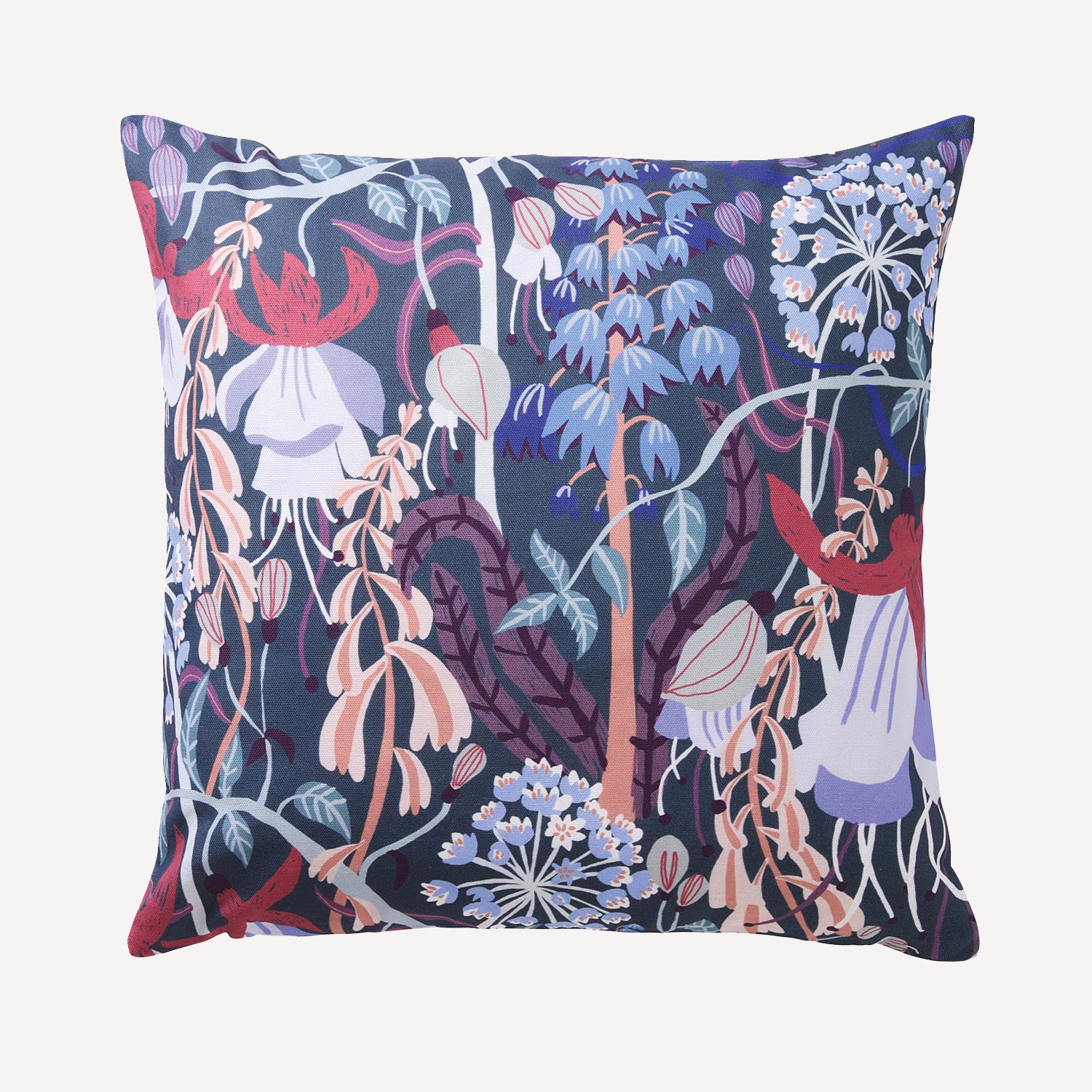 Blommig mönstrad kudde i mönstret I Annikas trädgård i storleken 45x45 cm designad av By Ulrika G