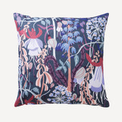 Blommig mönstrad kudde i mönstret I Annikas trädgård i storleken 45x45 cm designad av By Ulrika G