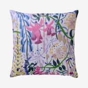 En blommog mönstrad kudde i mönstret I Annikas trädgård i storleken 45x45 cm svensk deisgn av By Ulrika G