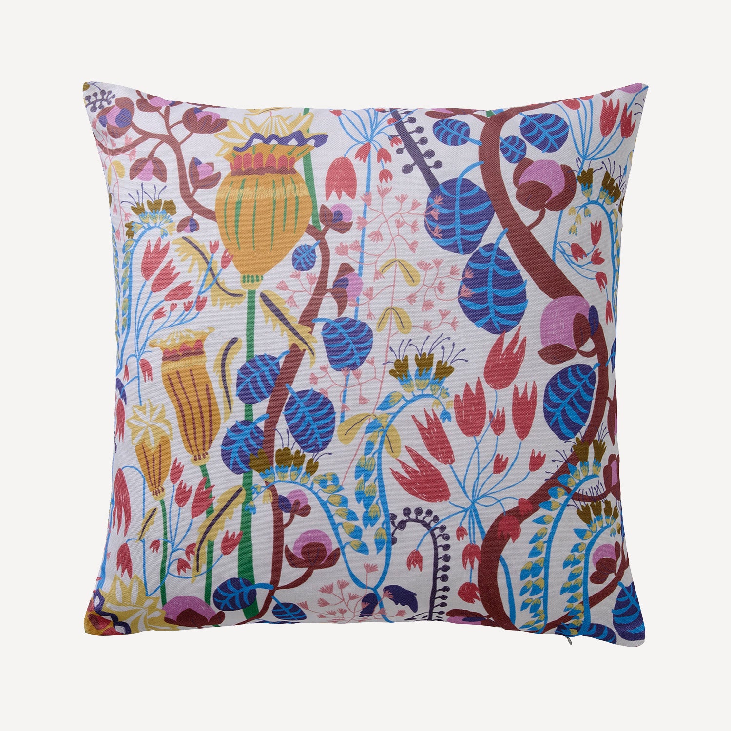 Blommig kudde i storlek 45x 45 cm i mönstret En sommar i dalarna designar av By Ulrika G