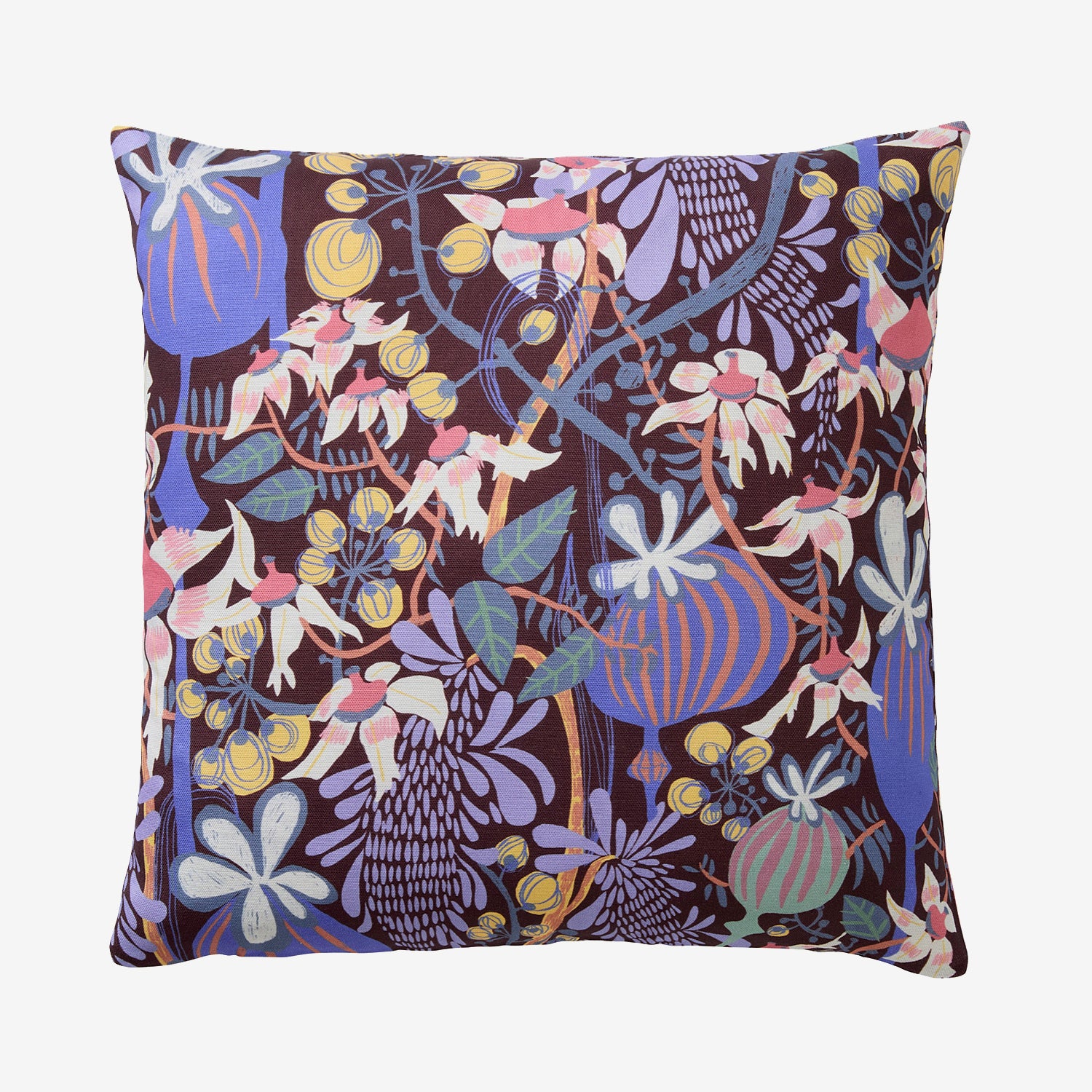 En blommig kudde i mönstret En dans med vallmo i storleken 45x45 cm  svensk design av By Ulrika G