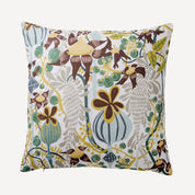 Det blommiga mönstret En dans med vallmo pryder denna kudde i storleken 45x45 cm designad av By Ulrika G