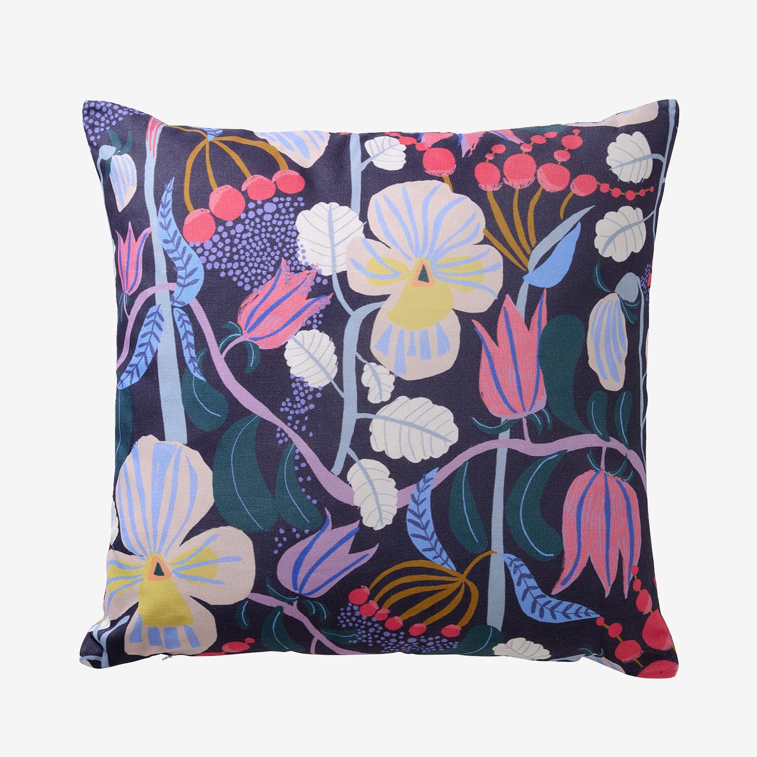 Blommig kudde 45x45 cm i mönstret En doft av viol på vit bakgrund designad av By Ulrika G