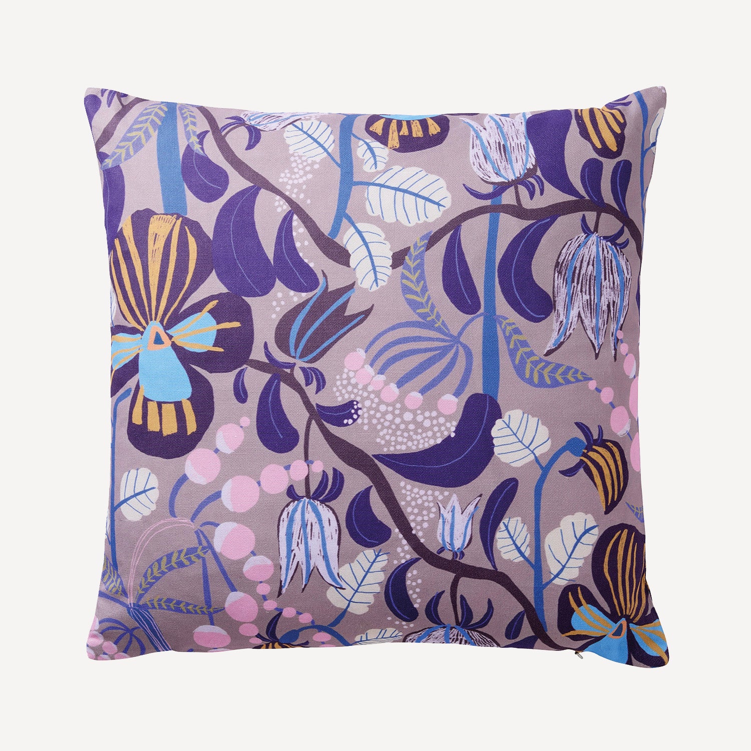 En mönstrad kudde i det blommiga mönstret En doft av viol i storleken 45x45 cm svensk design av By Ulrika G
