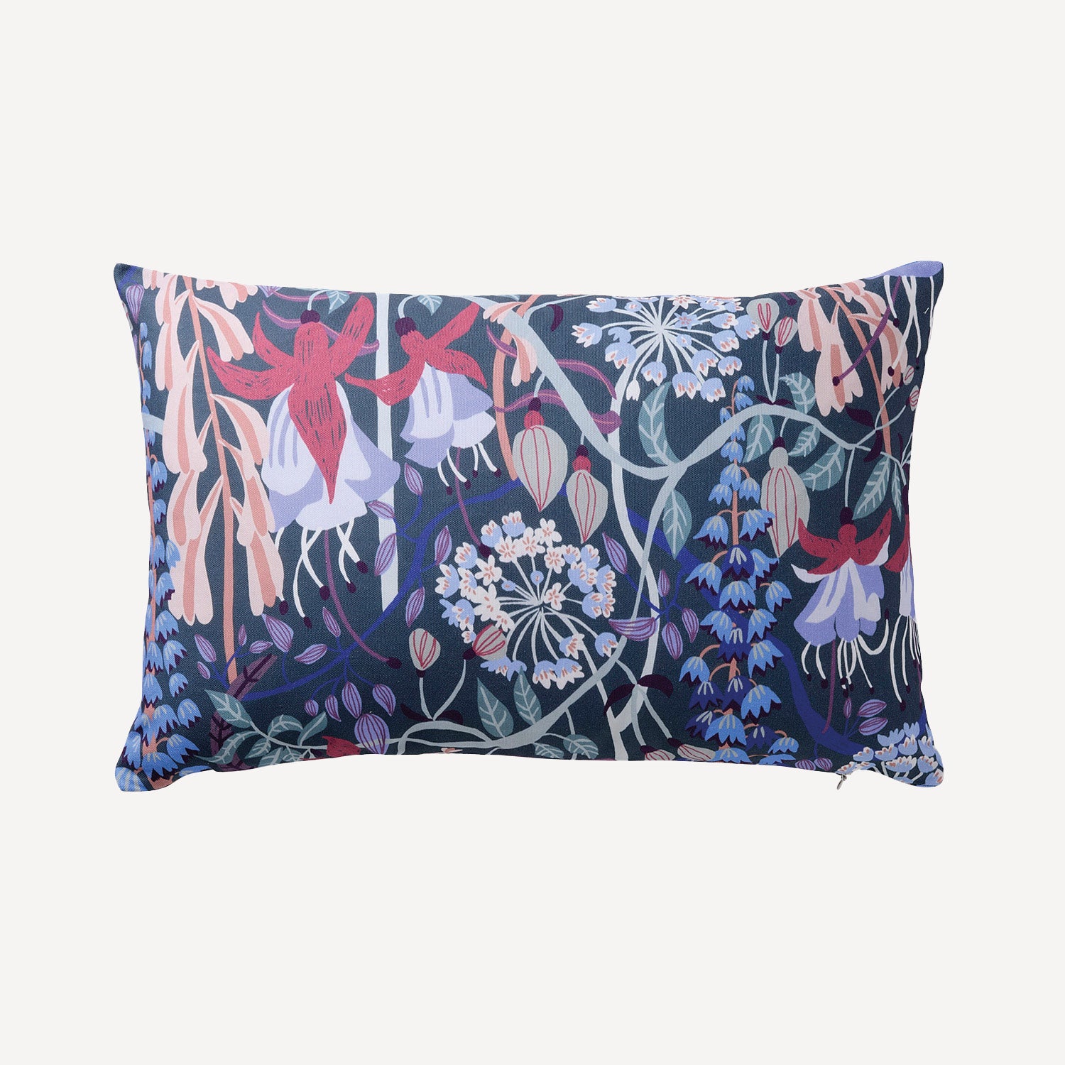 Blommönstrad kudde i bommul i storlekn 45x45 cm  i mönster I Annikas trädgård design av BY Ulrika G