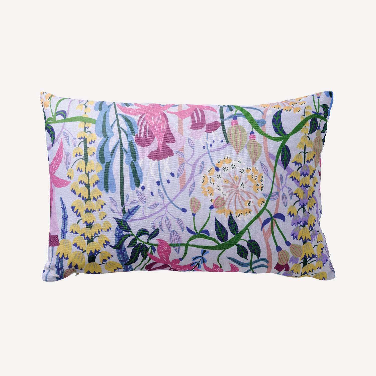 Mönstrad blommig kudde i mönstret I Annikas trädgård i storleken 55x35 cm svensk design av by Ulrika G
