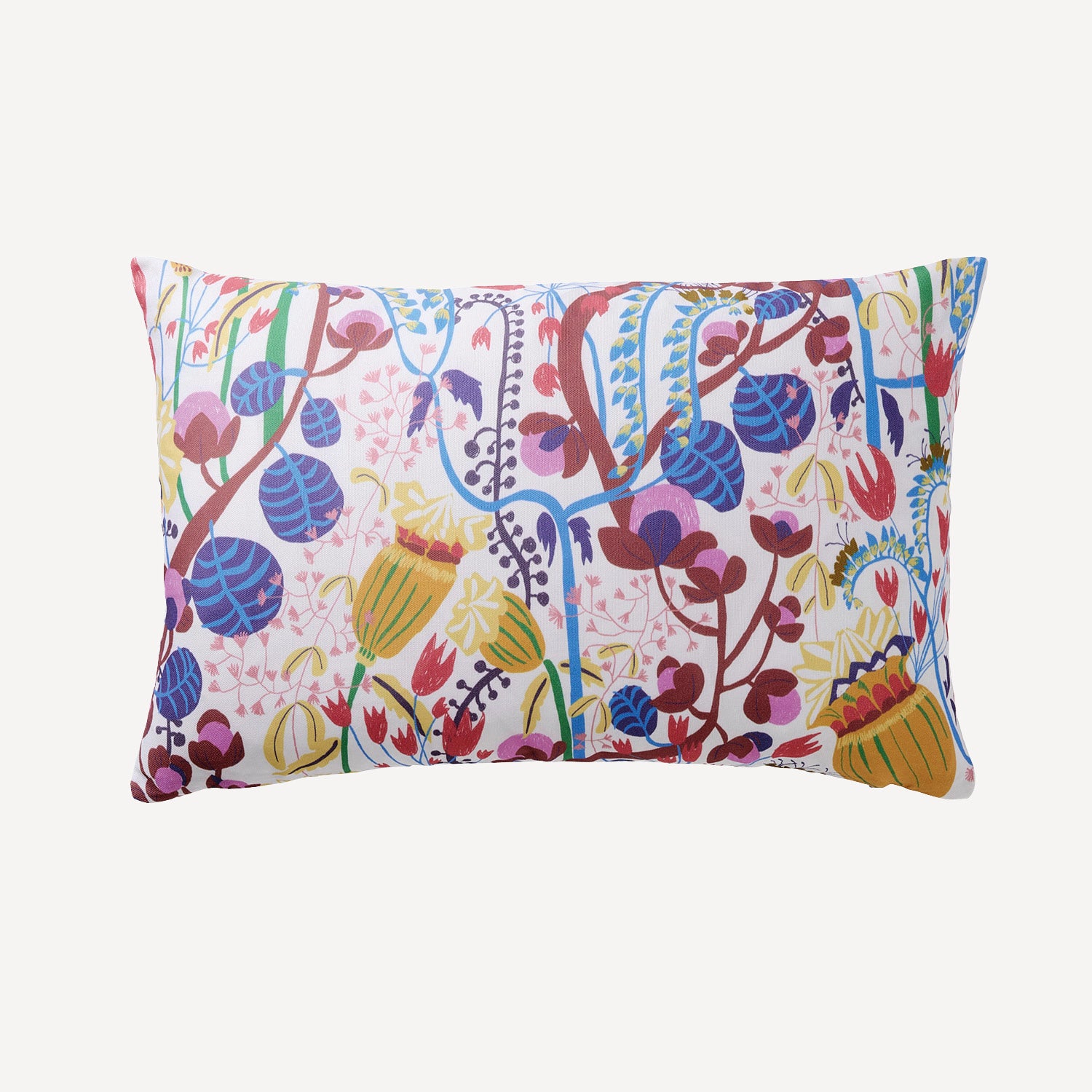 Mönstret En sommar i dalarna pryder denna kudden i storleken 55x35 cm designad av By Ulrika G