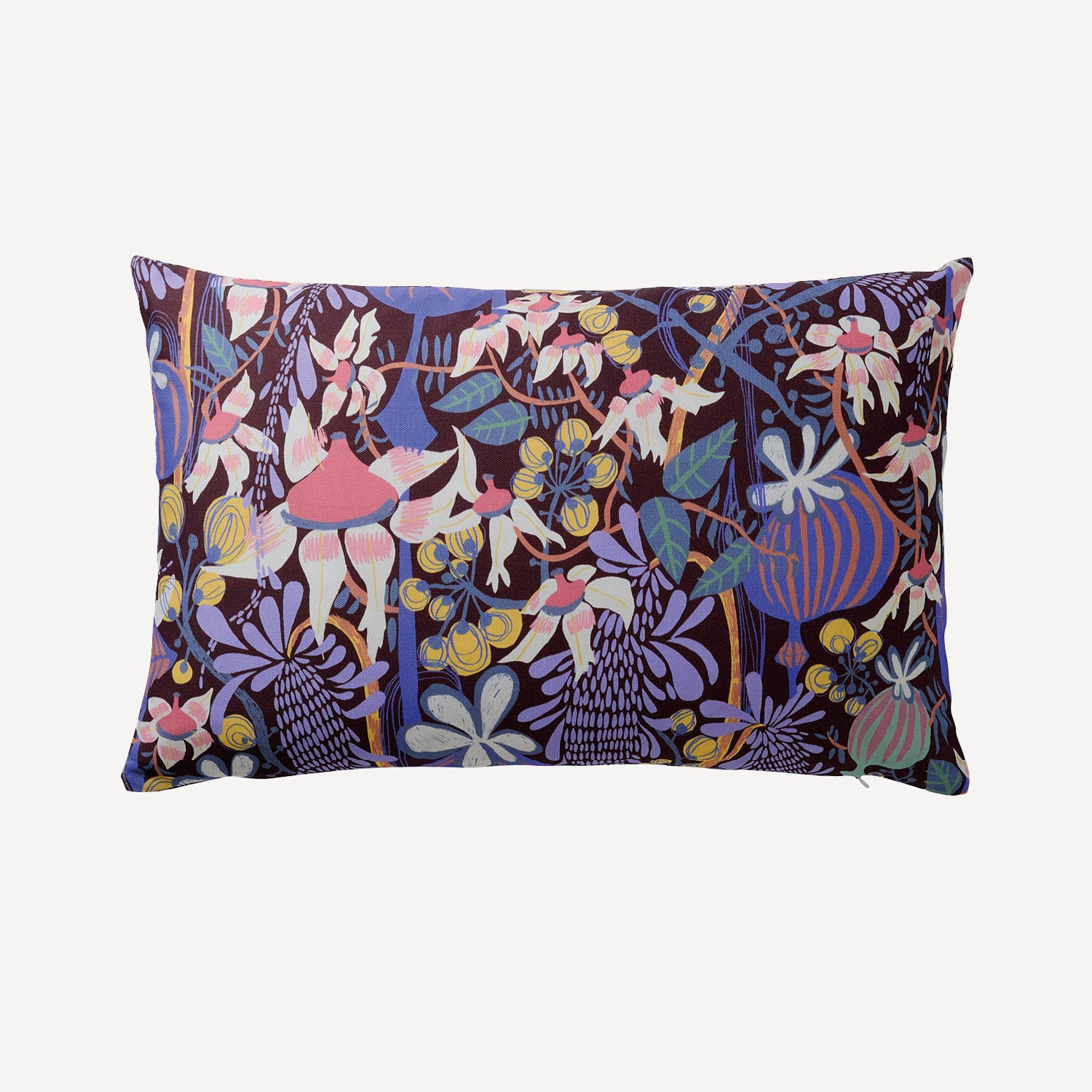 Blommönstrad kudde i bomull designad av By Ulrika G i storlekn 55x35 cm i mönstret En dans med vallmo