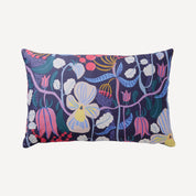 Mönstrad blommig kudde i bomull i mönstret en doft av viol i storlekn 55x35 cm svensk design av By Ulrika G