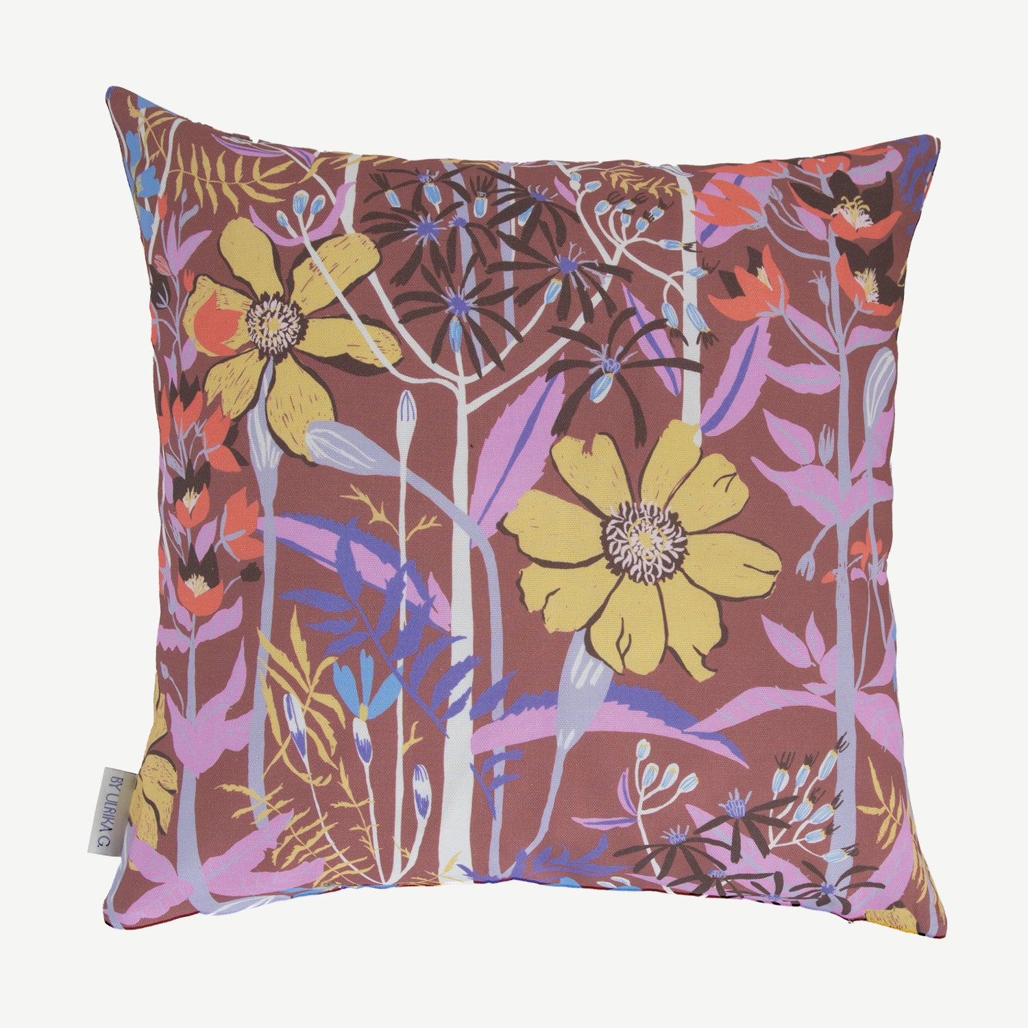 svensk design av by Ulrika G mönstrad kudde i det blommiga Mönstret Tagets i storleken 45x45 cm
