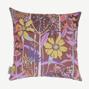 svensk design av by Ulrika G mönstrad kudde i det blommiga Mönstret Tagets i storleken 45x45 cm