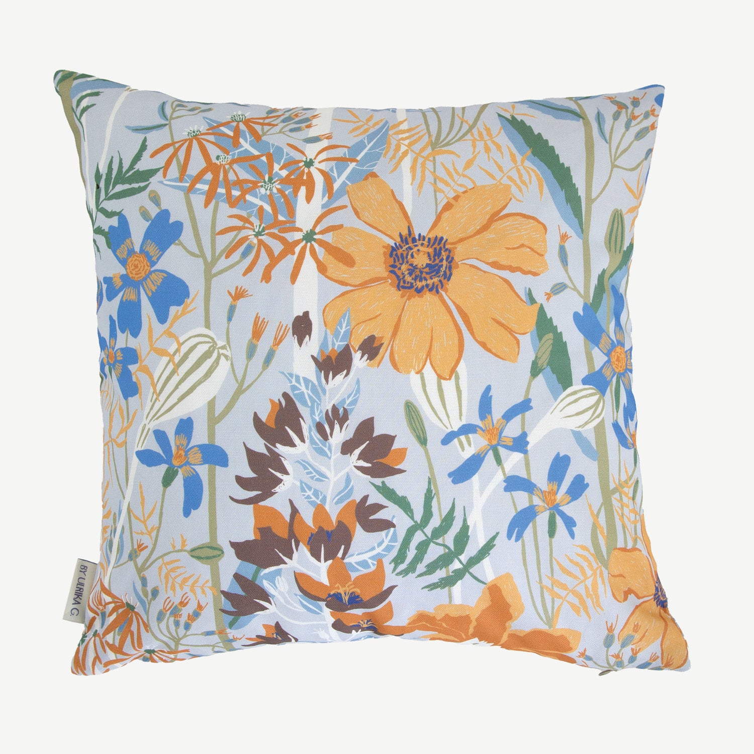 by Ulrika G designat Mönster Tagets på blommig kudde i storleken 45x45 cm
