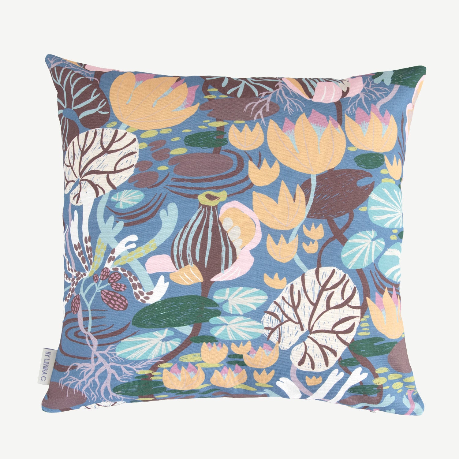 Mönstrad blommig  kudde i storleken 45x45 cm i mönstret En näckrosdröm svensk design av By Ulrika G