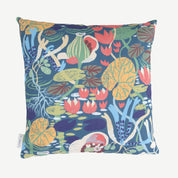 En näckros dröm är mönstret som pryder denna blommiga kudden i storleken 45x45 cm svensk design av By ulrika G