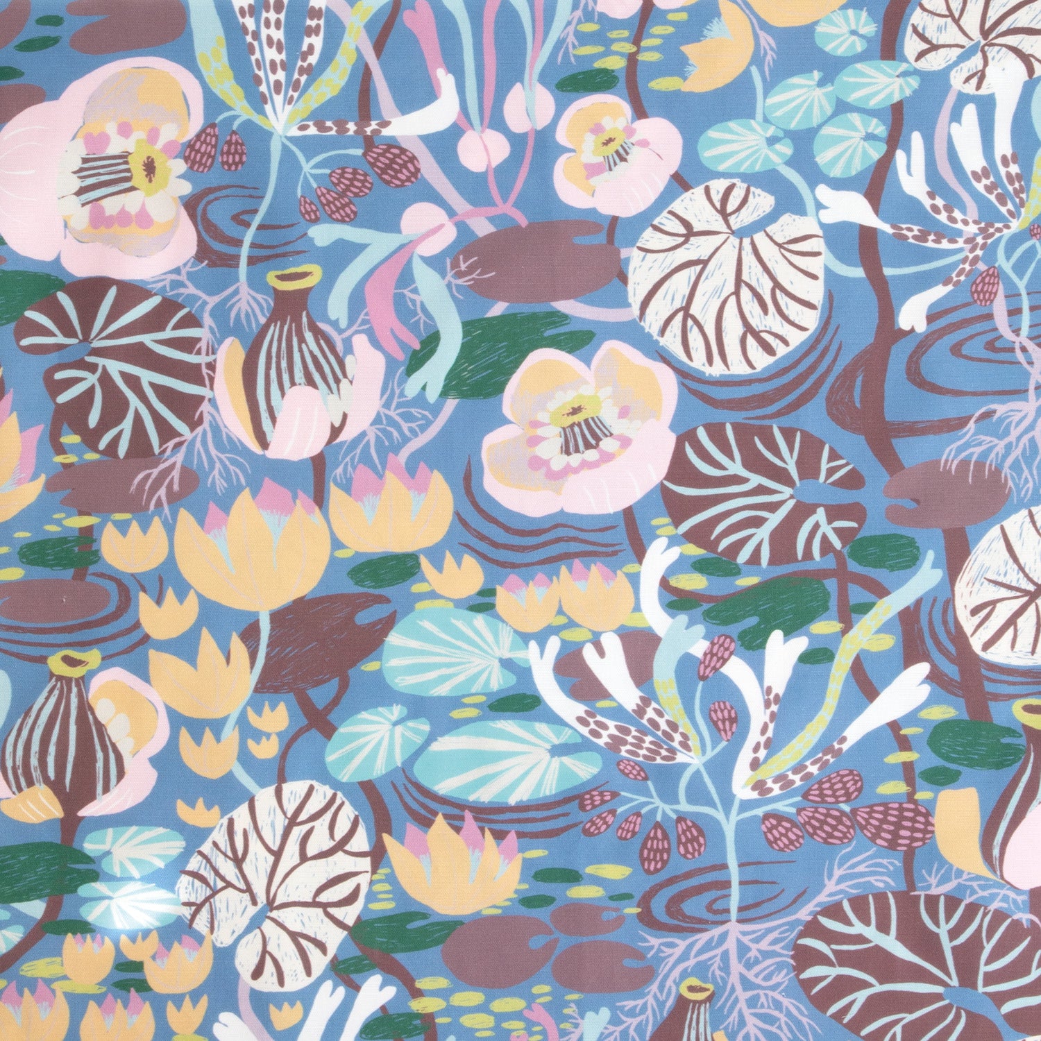 Blommig tyg i metervara och som gardin skandinavisk design av By Ulrika G Tyg i mönstret En näckrosdröm