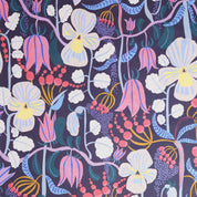 Blommigt mönstrat Tyg och metervara i mönstert En doft av viol svensk design av By Ulrika G