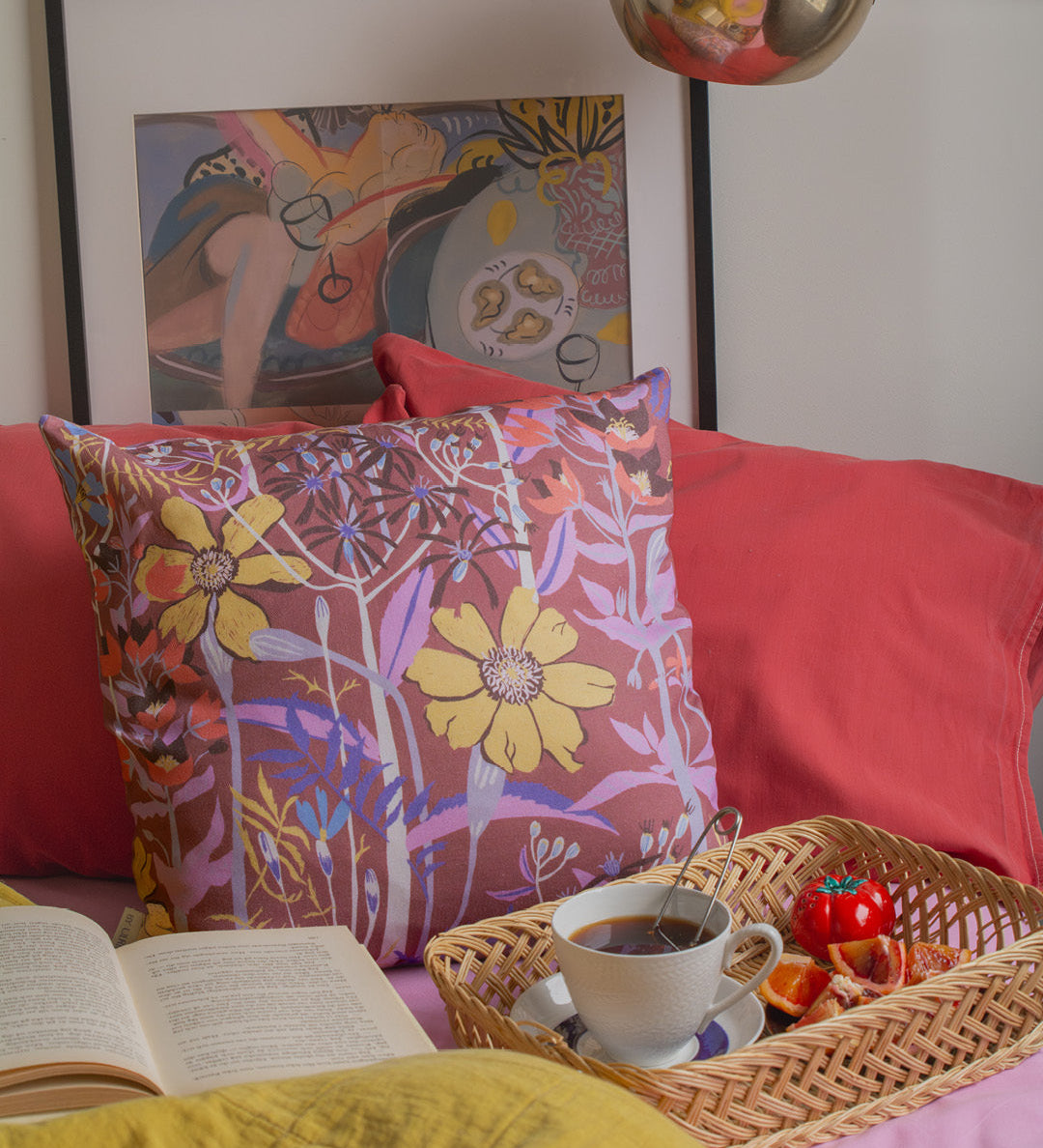 Inred sovrummet med mönstrade kuddar