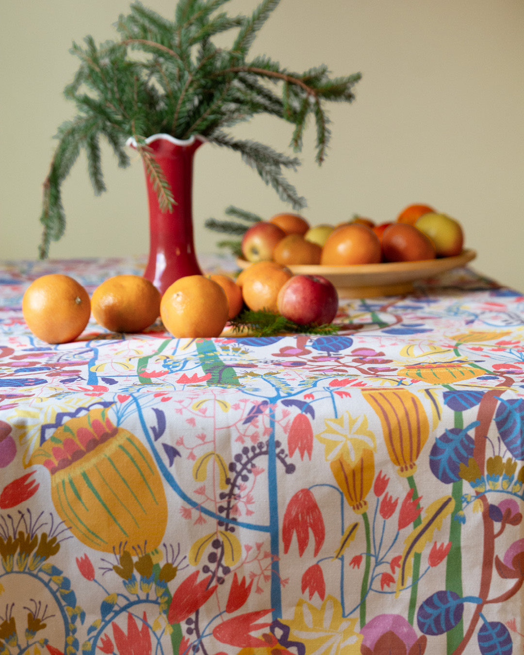 Vintrig och julig inspiration med dukning och gardin