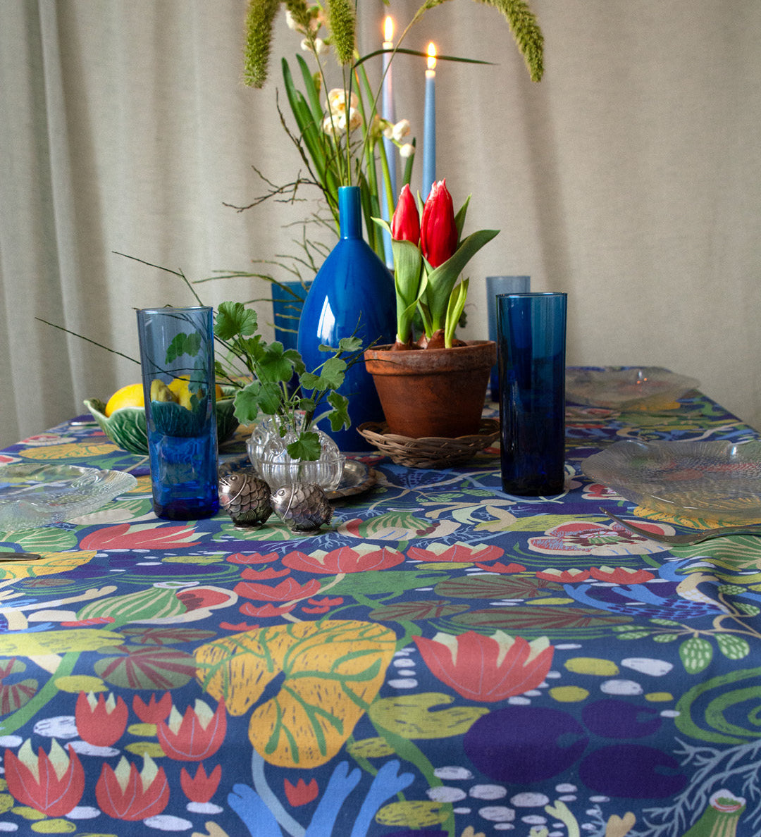 Vårdukning med blommor och mönstrad duk