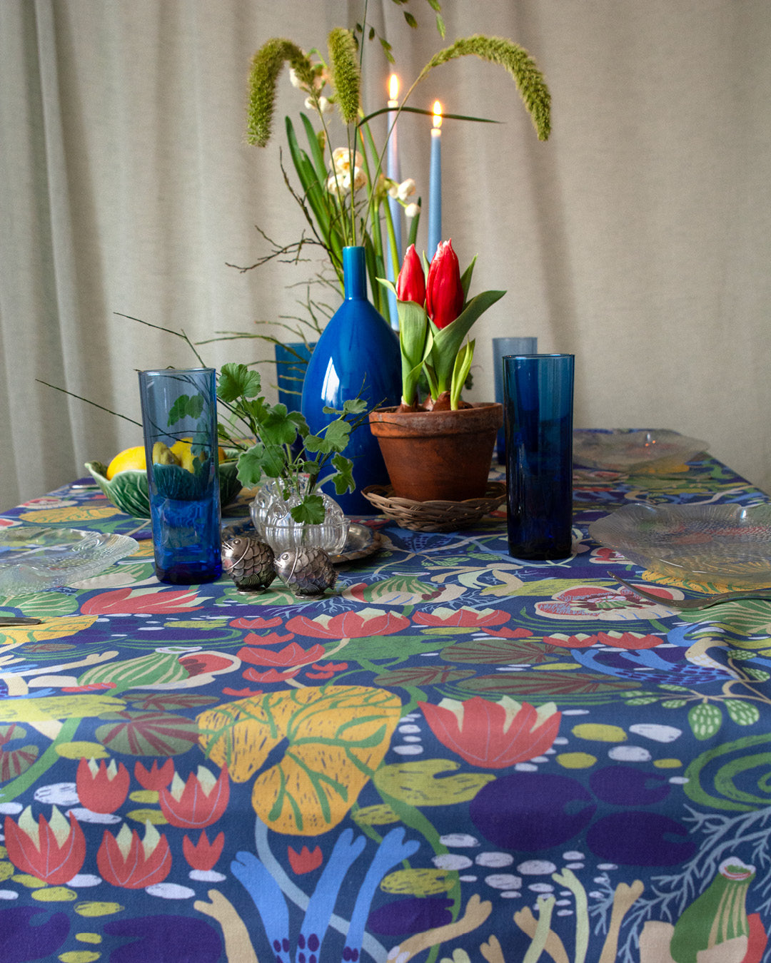 Vårdukning med blommor och mönstrad duk