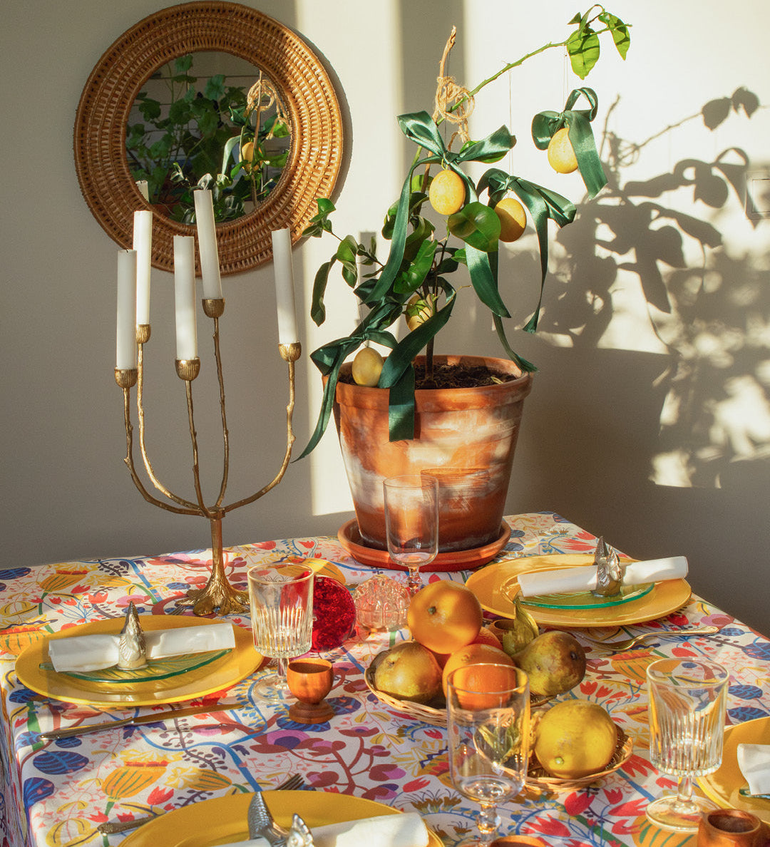 Påskdukning med mönster, citroner och vårens färger