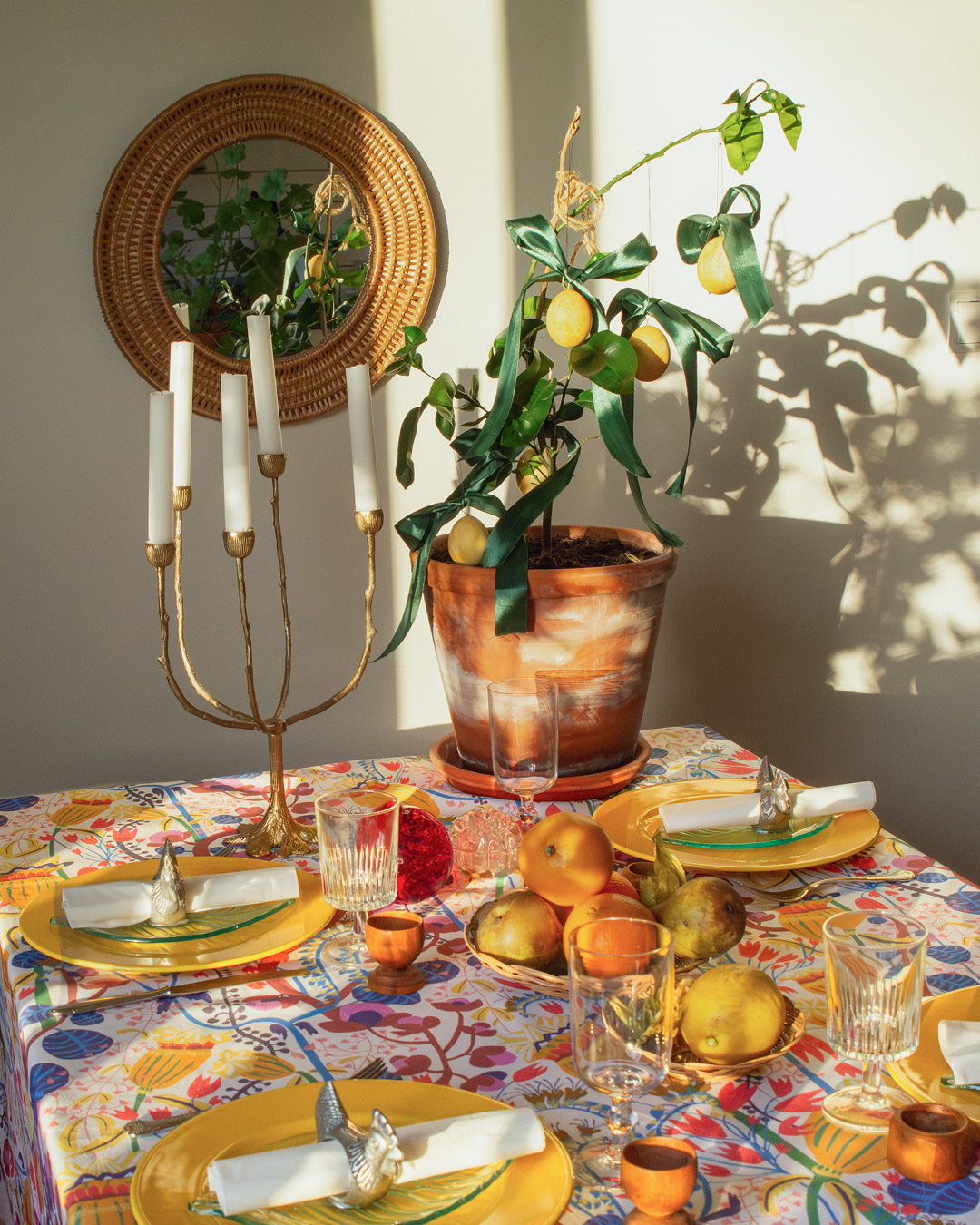 Påskdukning med mönster, citroner och vårens färger