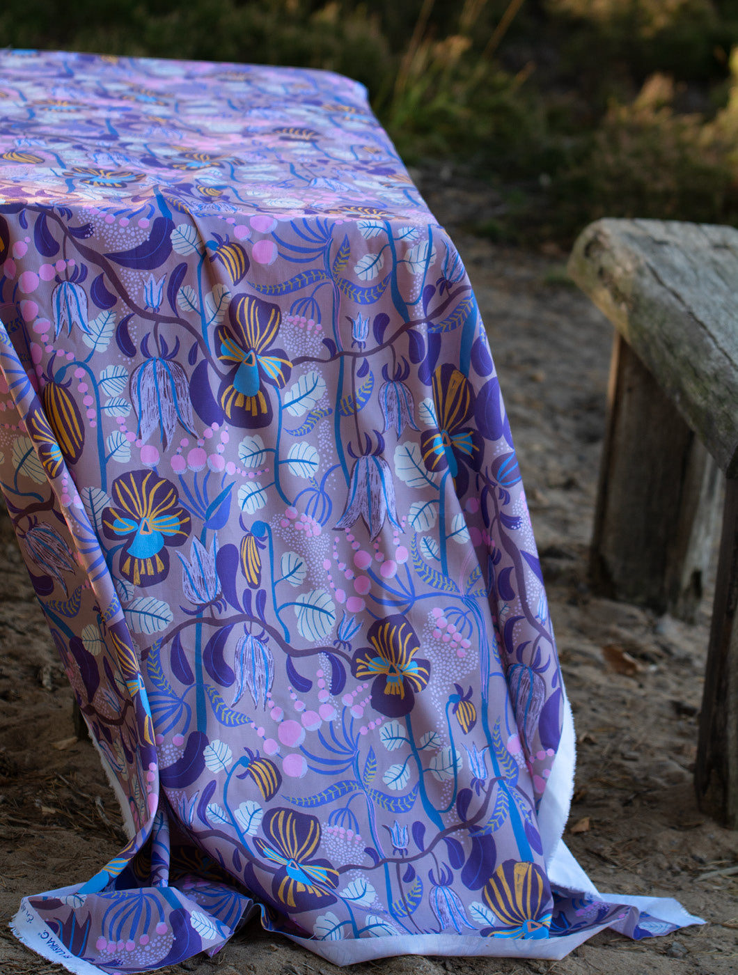 Ett blomigt tyg som duk i naturen - By Ulrika G