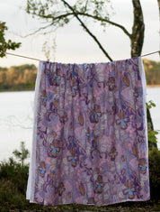 Blommigt tyg som hänger på en lina som en gardin. Design skapad av By Ulrika G