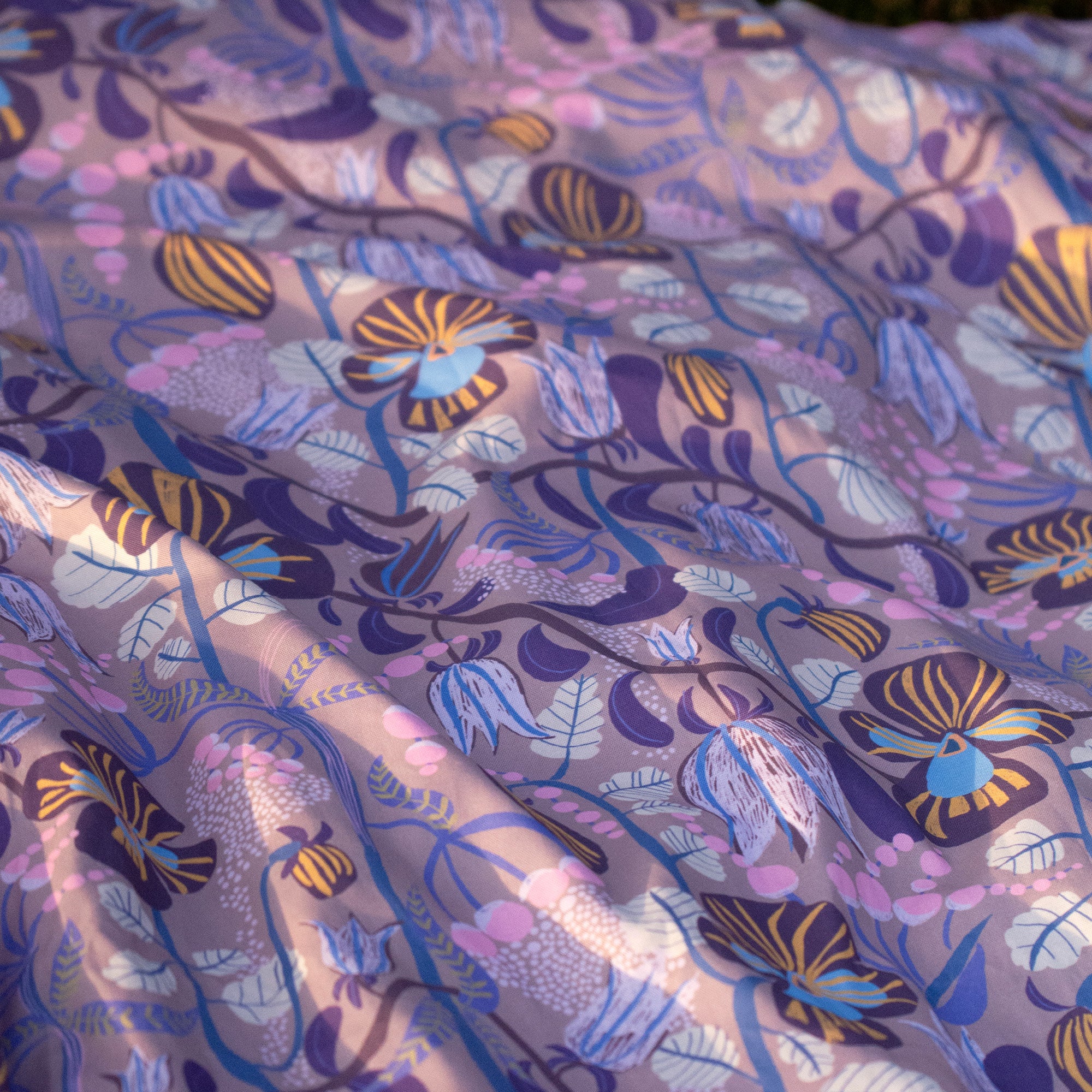 Ett böljande tyg med blommor