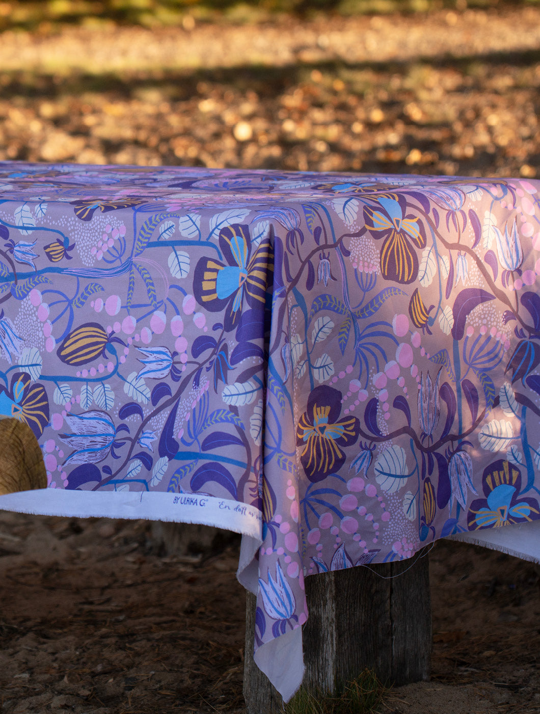 En doft av viol ett blomigt tyg med design av By Ulrika G