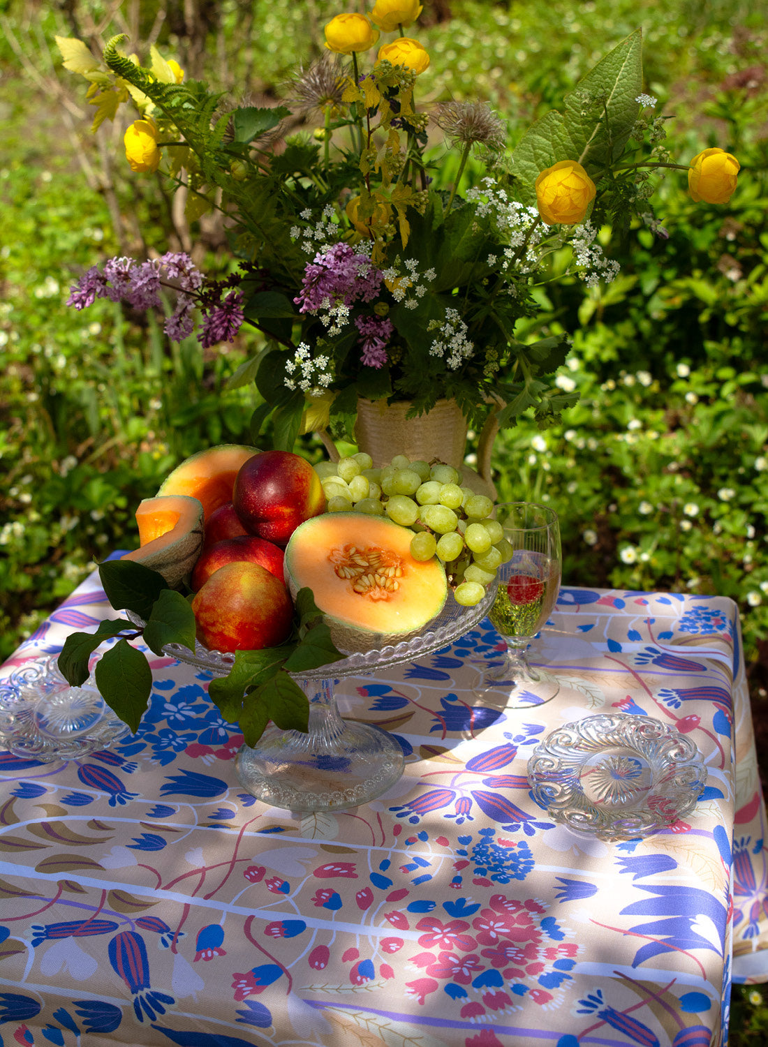By Ulrika G Duk i mönster Hjärtans blomster dukat till tårtkalas
