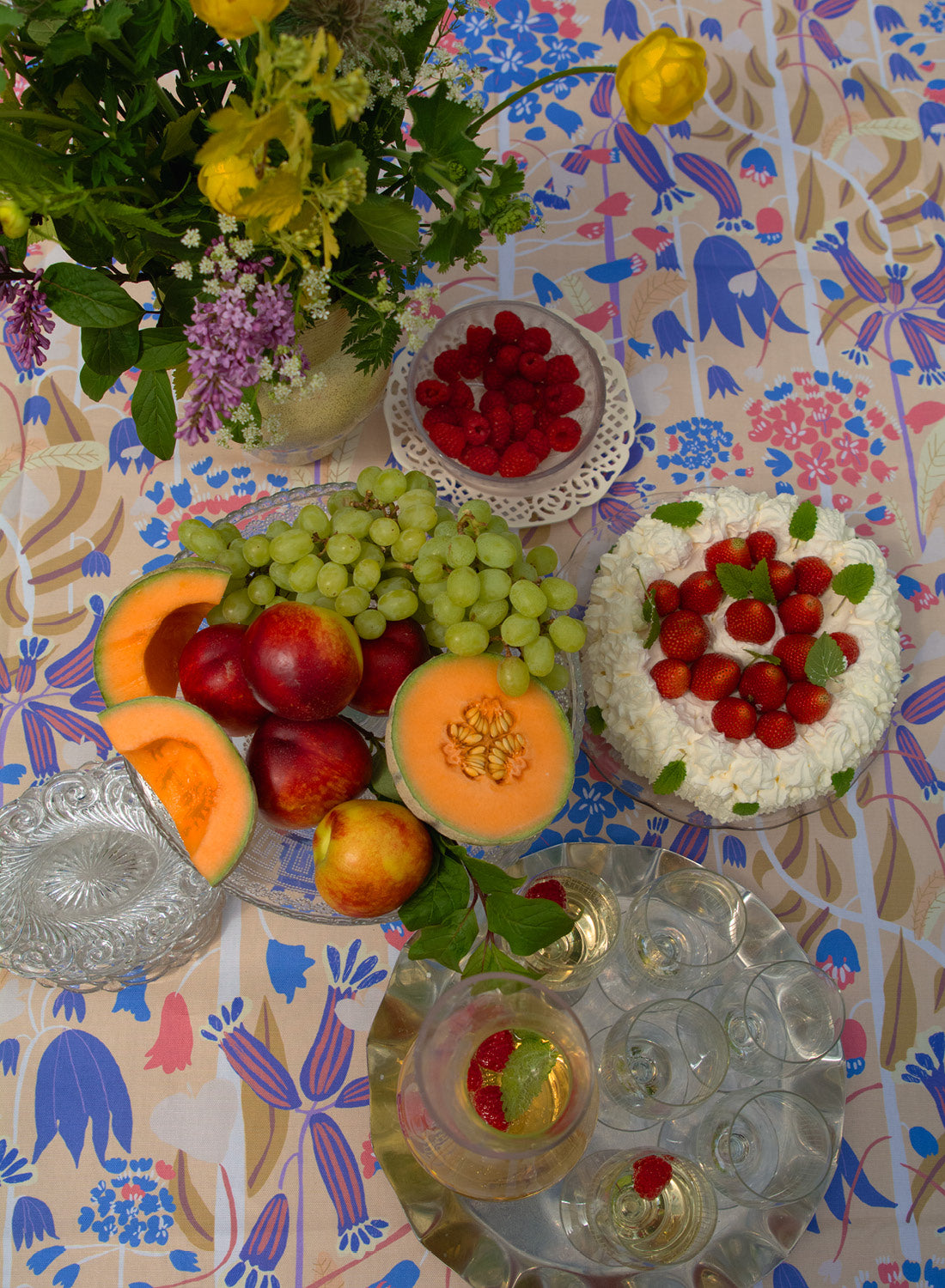 By Ulrika G Duk i mönster Hjärtans blomster dukat till tårtkalas