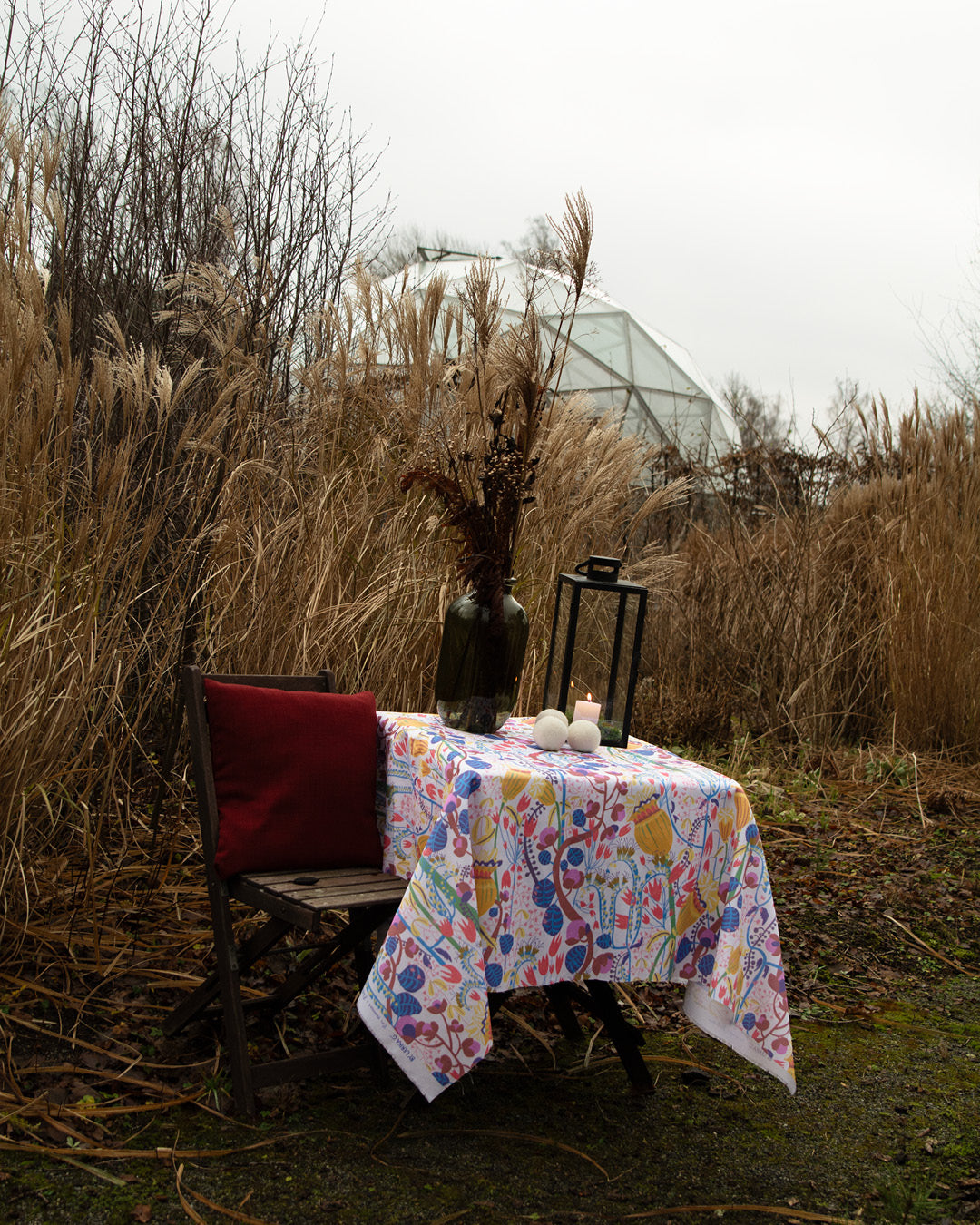 Blommigt tyg som duk i en vinterträdgård med massa vackert gräs.