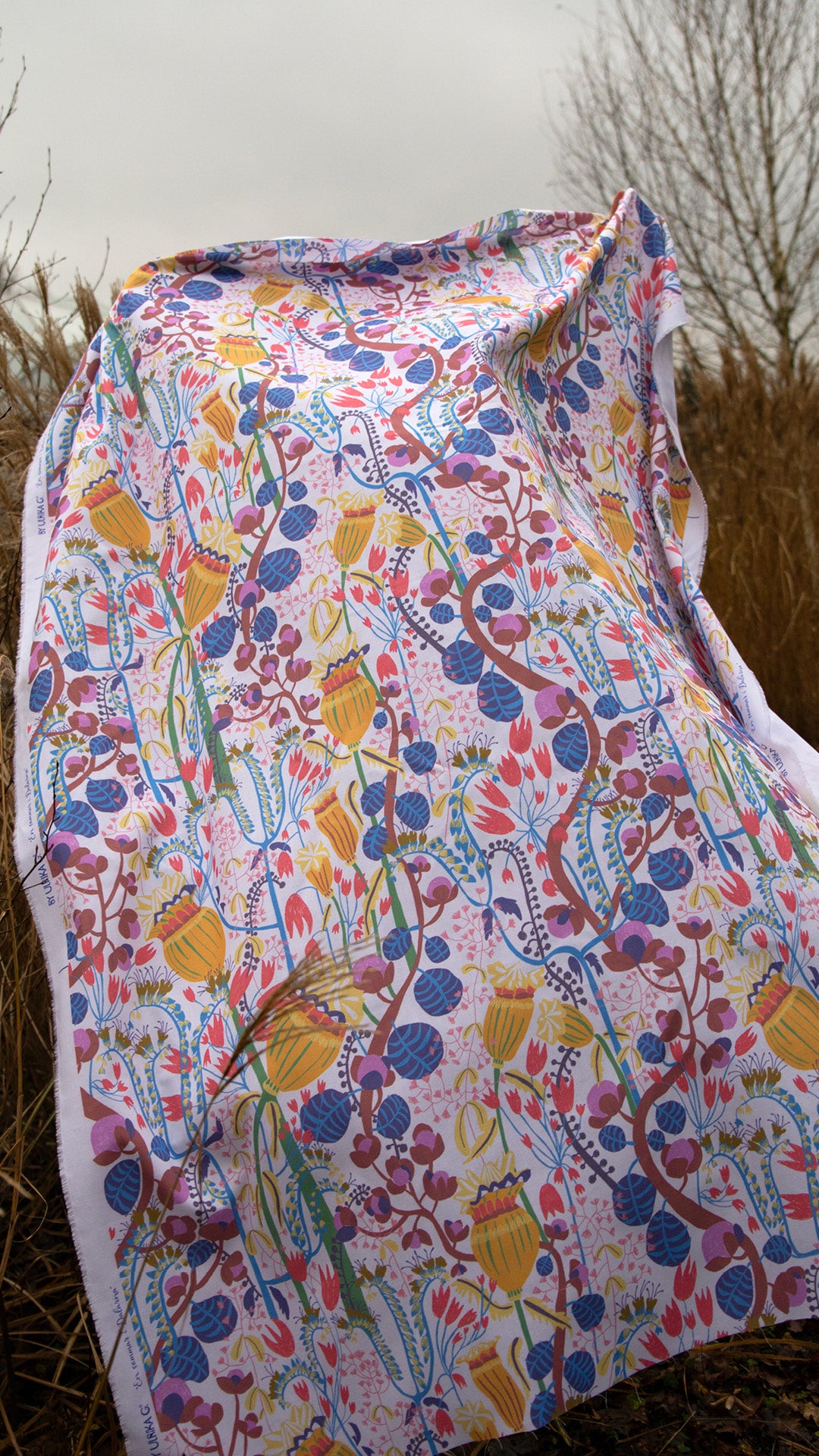 Blommigt mönstrat tyg som flyger i vinden svensk design av By Ulrika G