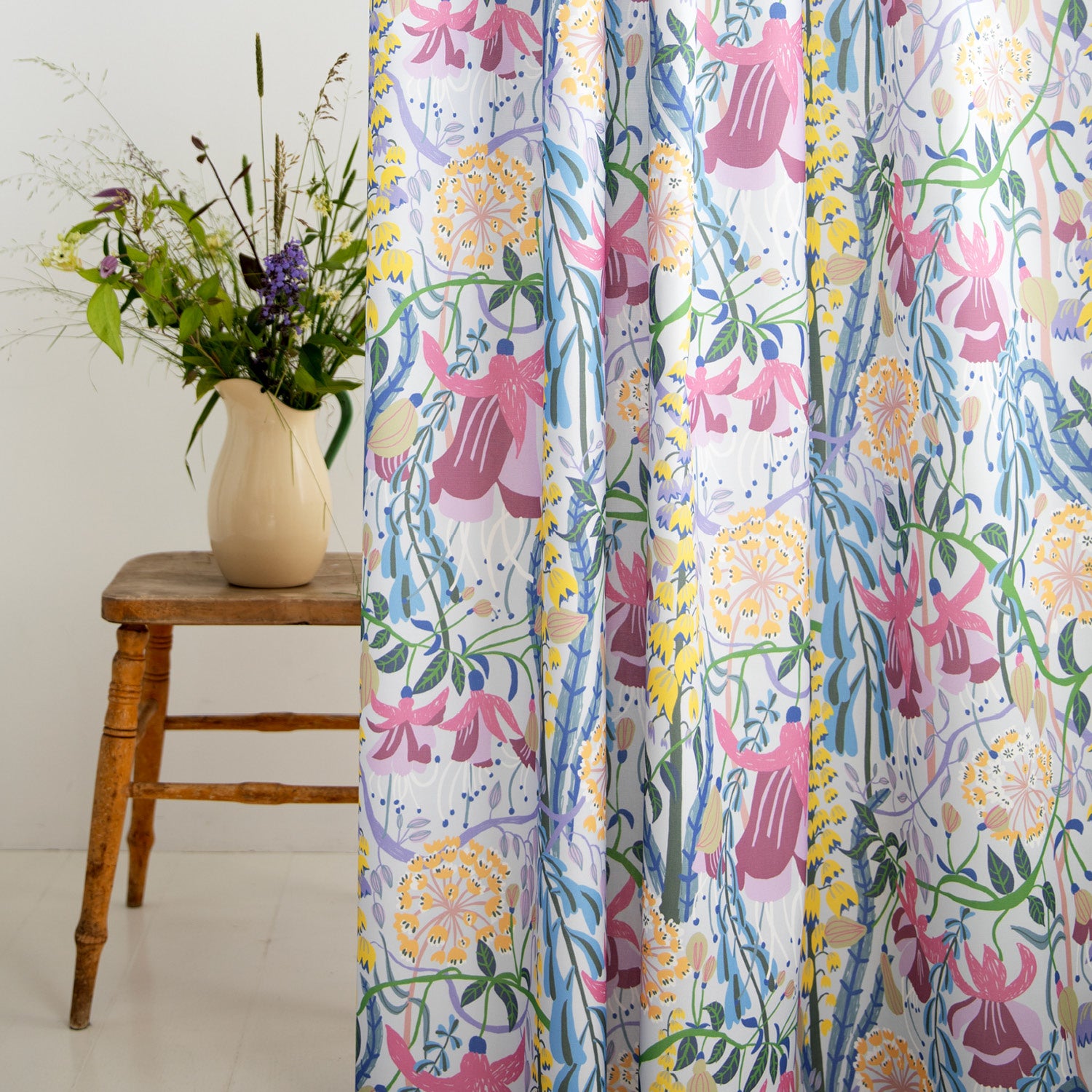 Mönstrad blommig gardin  i mönstret I Annikas trädgård skandinavisk design av By Ulrika G i 100% ekologisk bomull