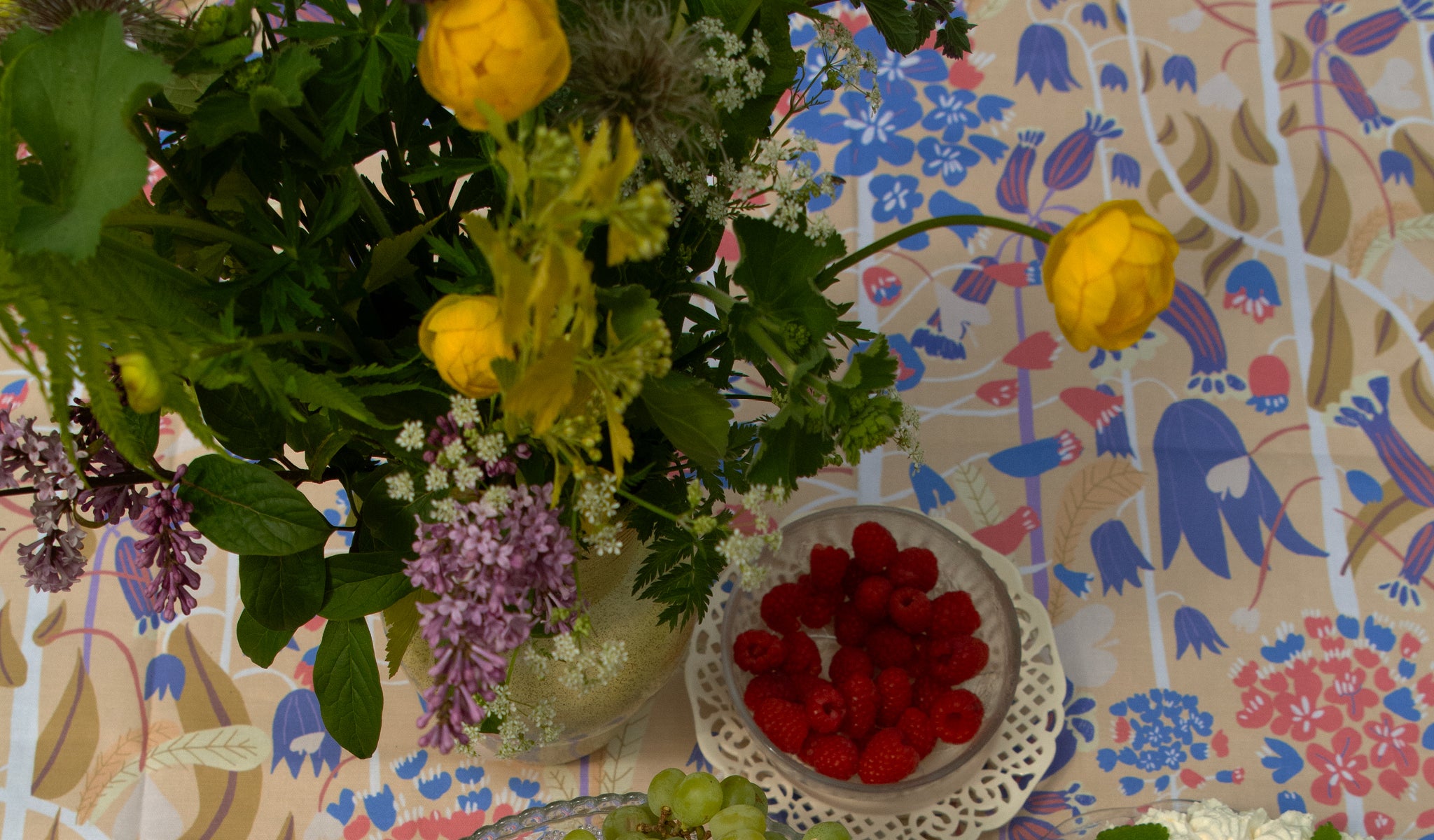 Festlig dukning med blommor och blommig duk i mönstret Hjärtans blomster svensk design av By Ulrika G