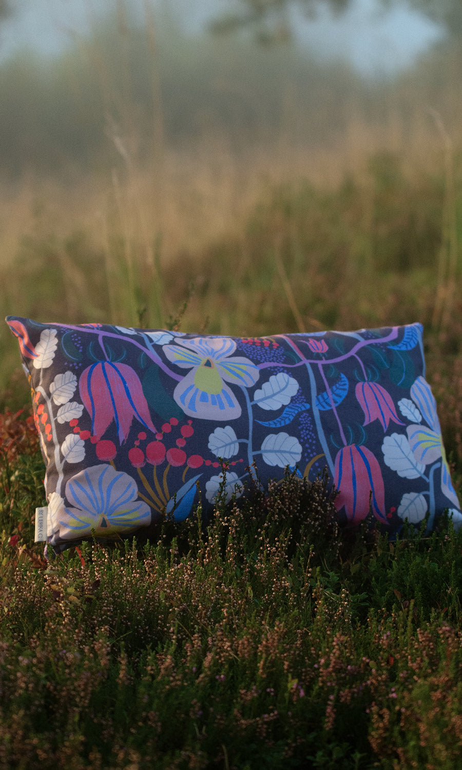 Blommig kudde i storlekn 55x5 i ljungen