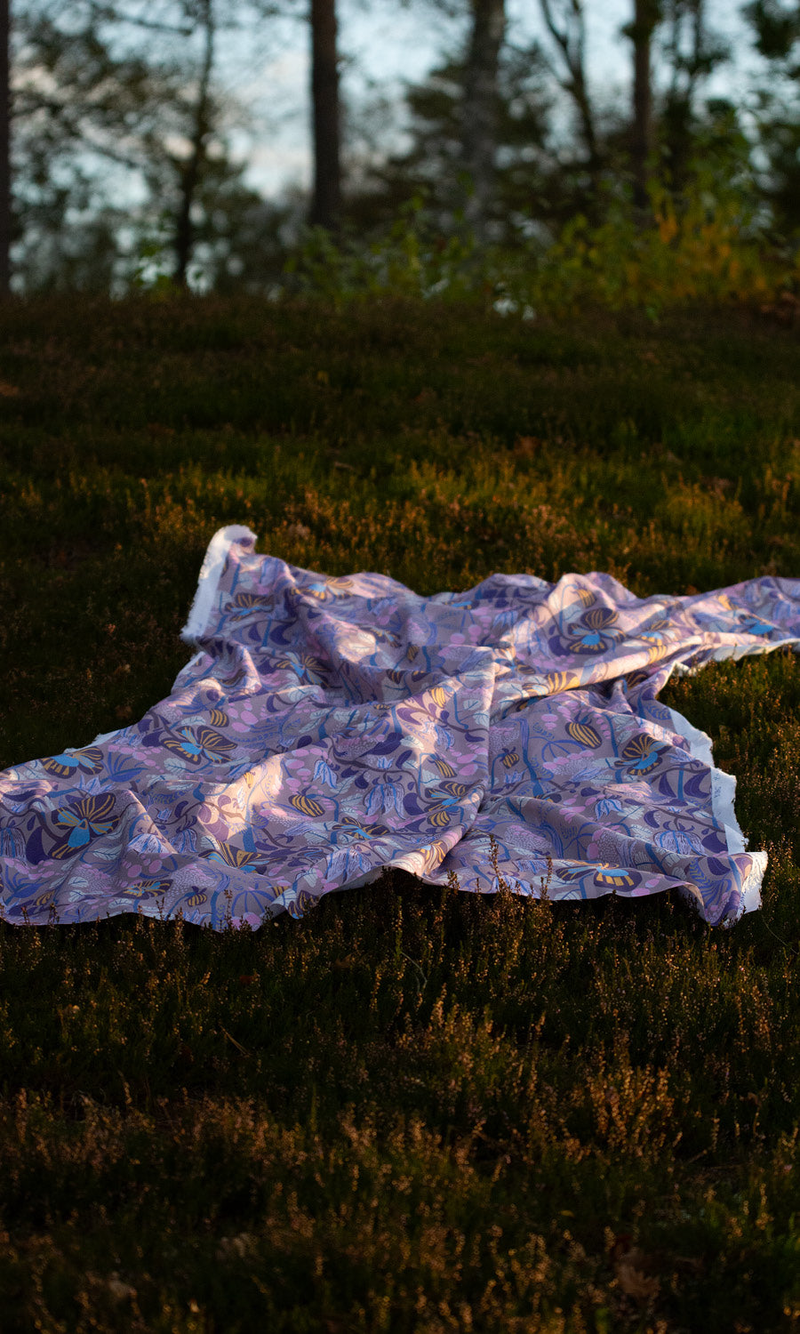 Mönstrat tyg ligger i ljugen svensk design