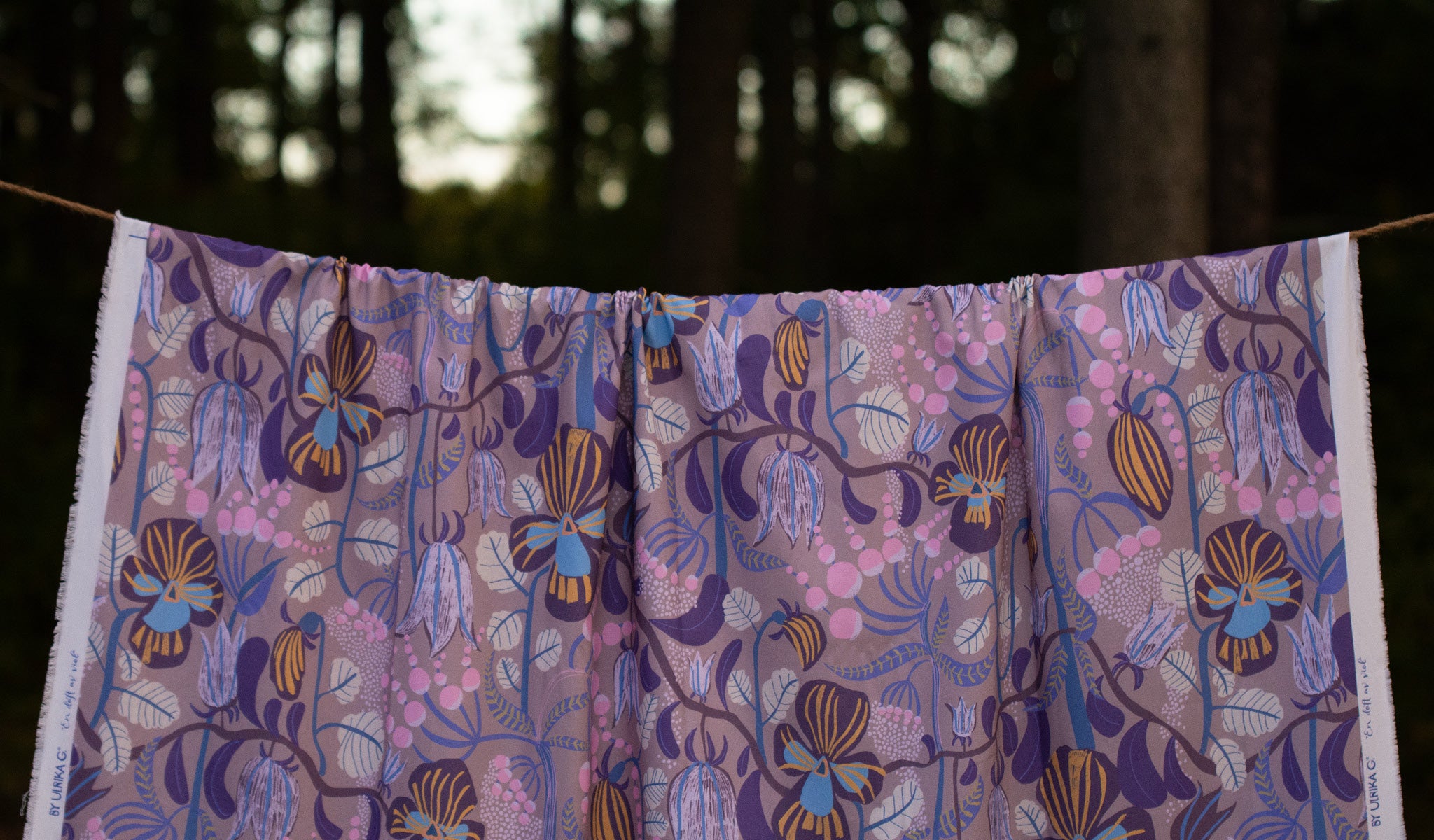 Blommigt rosa tyg med mönstret "En doft av viol" svensk design av By Ulrika G