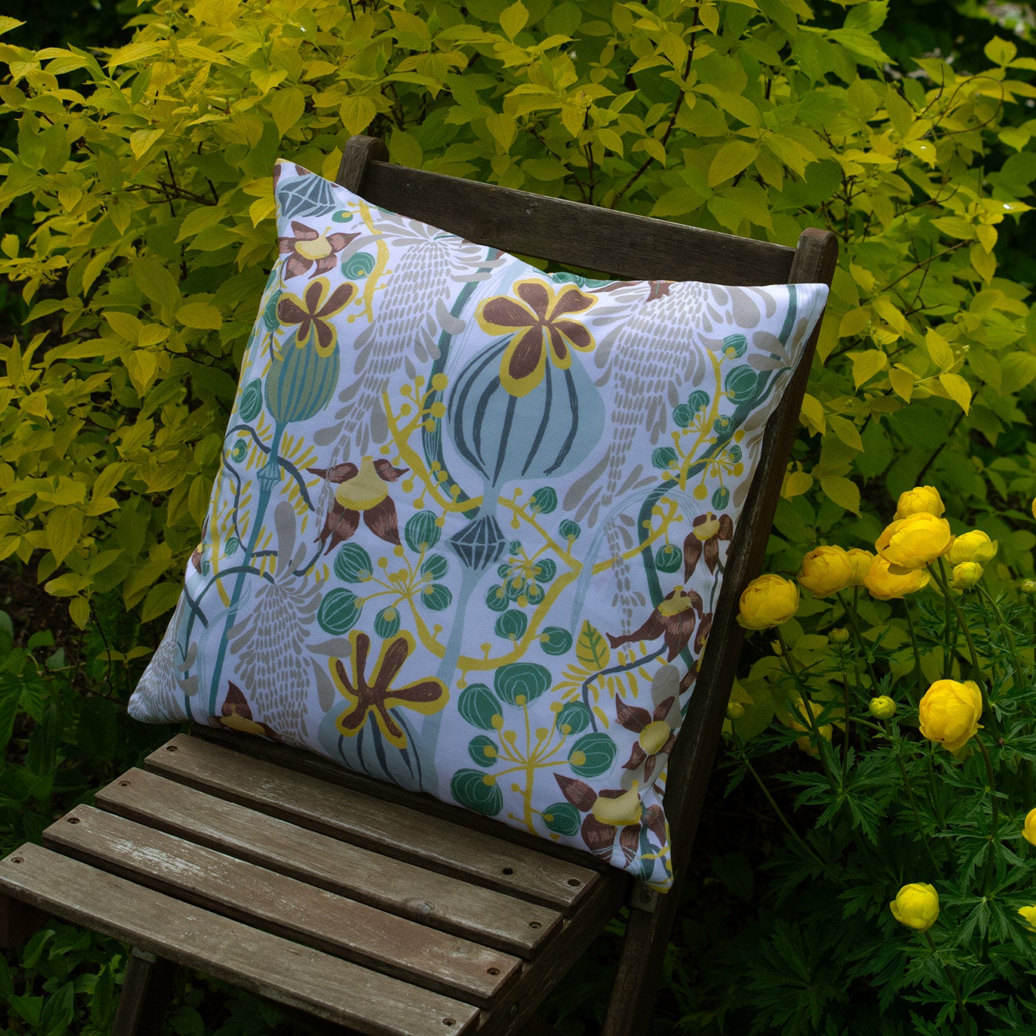 Blommig  kuddfodral i storleken 45x45 cm i svensk design By Ulrika G