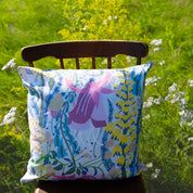 Blommig mönstra kudde på en stol