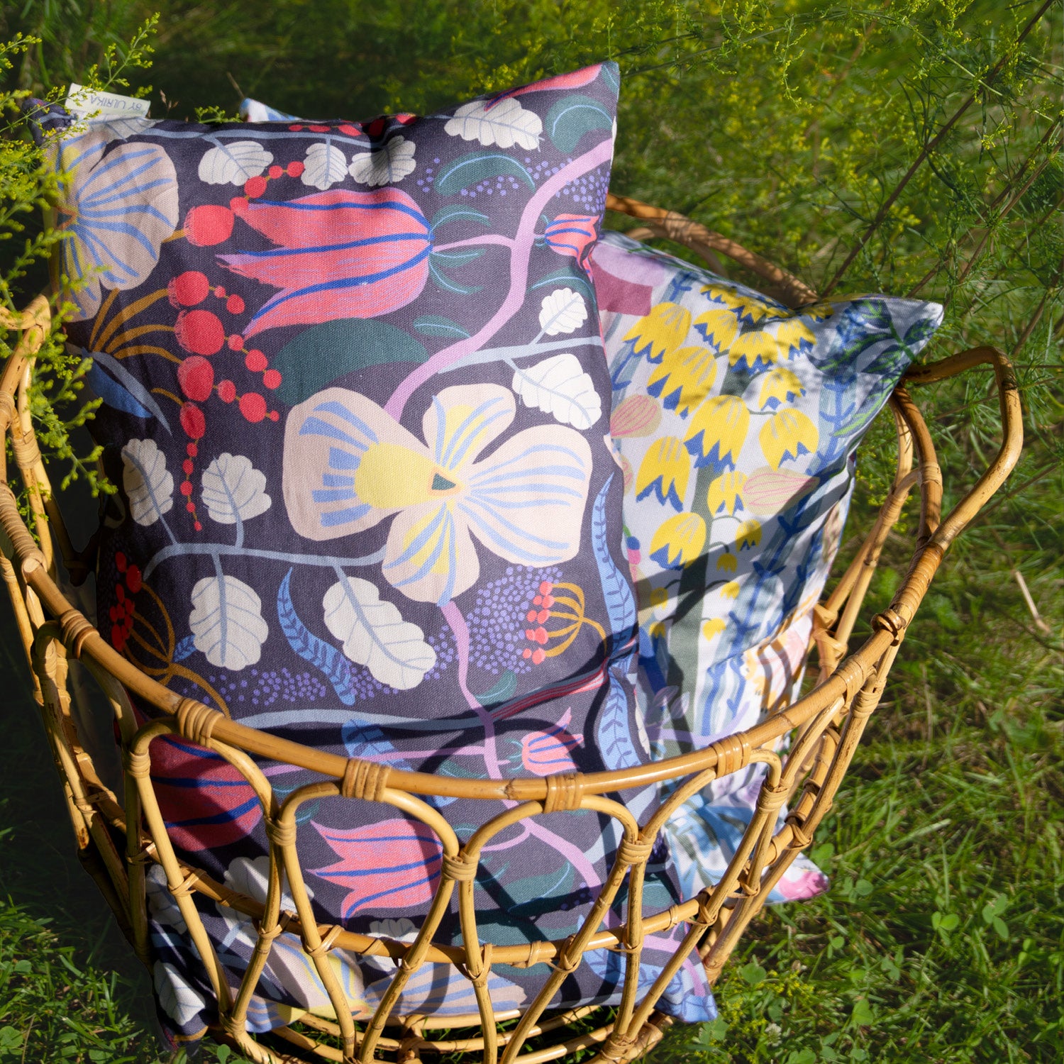 Blommig  mönstrade kuddar i en korg